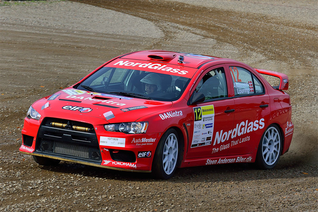 En Mitsubishi Lancer i perfekt kontrolleret drift hen over gruset. Steen Andersen og Iben Louring kom godt fra start, men døjede med overbremsende baghjul, som rallyet skred frem
(Foto: Michael Eisenberg, Intercom)
